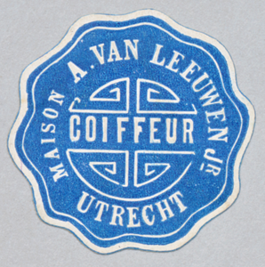 710978 Sluitzegel van Maison A. van Leeuwen Jr., Coiffeur, [Oudegracht Wz. 3] te Utrecht.N.B. Het adres is in 1917 ...